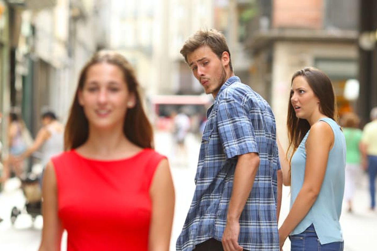 Distracted Boyfriend meme about FlexTail